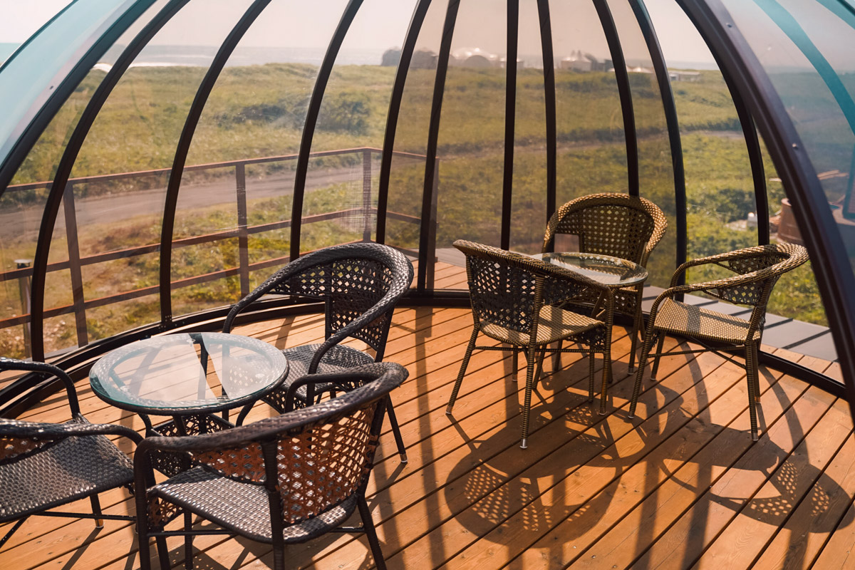 Артем Рубцов переворачивает представление о мобильных строениях. Теперь модульные дома не только временные жилища крошечного размера. Недавно владимирец представил новый объект под названием «Ковчег», ставший самым крупным и технологичным в глэмпинге на берегу Тихого океана. Чем интересен этот проект и что у нашего архитектора в планах на следующий год, узнал «Ключ-Медиа».