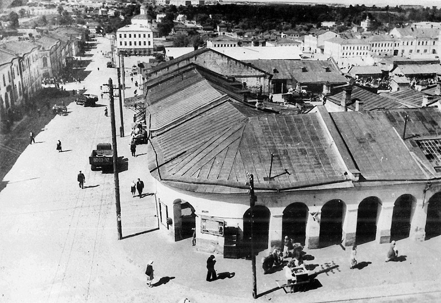 В 1790 году первого губернского архитектора Николая фон Берка сменил на этой должности Иван Чистяков, время работы которого совпало с началом осуществления утвержденного Екатериной II «прожектного» плана города Владимира, то есть плана его регулярной застройки. Согласно ему на смену стихийно сложившейся беспорядочной планировке улиц должны были прийти геометрически четкие кварталы, а центральная часть города — застраиваться каменными двух- и трехэтажными домами. Чистякову предстояло продолжить воплощение его в жизнь, чем он активно занимался до 1800 года.