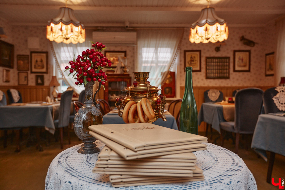 В сердце Суздаля, на одной из самых древних его улиц, разместился бутик-отель и ресторан «Генеральская дача». Название возникло неслучайно: именно там располагались воинские казармы, управлял которыми князь Дмитрий Пожарский. После революции построенный на этом месте дом служил дачей знаменитому советскому генералу, на огонек к нему захаживали многие приезжие известные артисты и спортсмены. В гостях у суздальского воеводы побывал и «Ключ-Медиа».