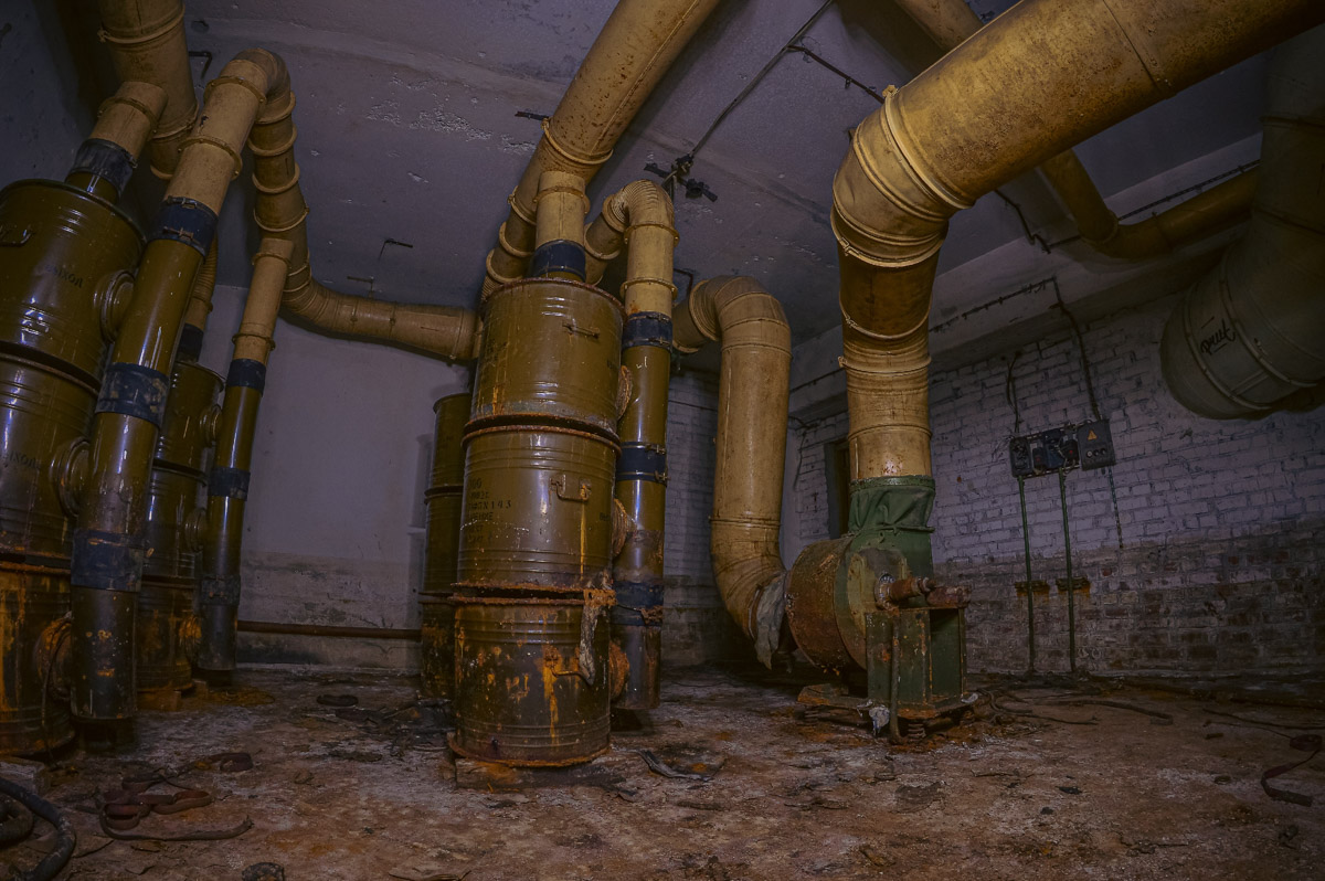 Их влечет все темное, запретное и подземное. Диггеры обожают спускаться пониже в поисках приключений, например в заброшенные бункеры. Владимирец Михаил Урбан с камерой наперевес посетил немало забытых во времени местных убежищ. Что он нашел внутри, узнал «Ключ-Медиа».