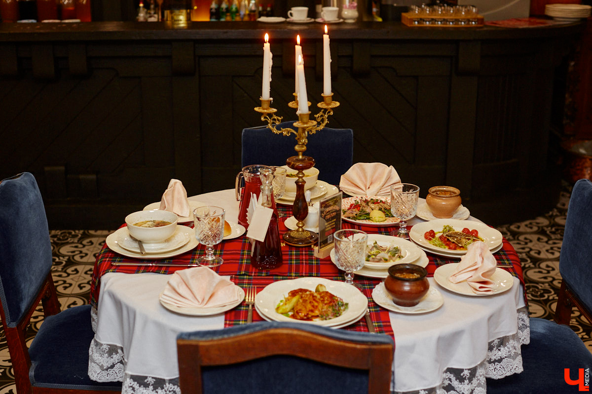 Суздаль на пике популярности, и сбавлять обороты он не собирается: там есть на что посмотреть. Всего в ста метрах от моста через реку Каменку находятся отель «Кремлевский» и ресторан «Дворянское гнездо», в меню которого собраны рецепты знаменитых московских трактиров, а убранство посвящено русскому писателю Ивану Тургеневу и его возлюбленной — певице Полине Виардо.