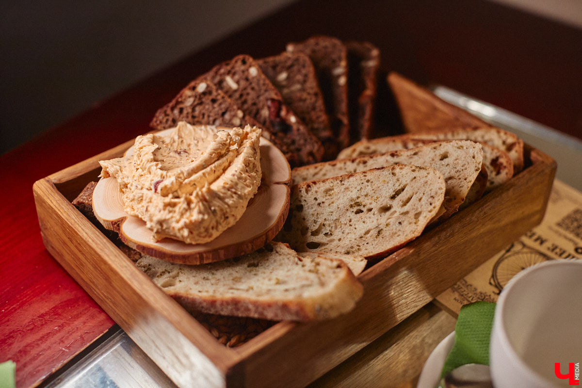 Уютный ресторан в центре Владимира вновь собрал друзей по случаю своего 11-го дня рождения. Для «Питейного дома купца Андреева» это уже традиция. На сей раз гостей пригласили посетить гала-ужин в четыре руки от шеф повара Артема Куклева из России и су-шефа из Бразилии Коррея Кошта Раймунду. Как это было — смотрите в нашем вкусном и атмосферном фоторепортаже.