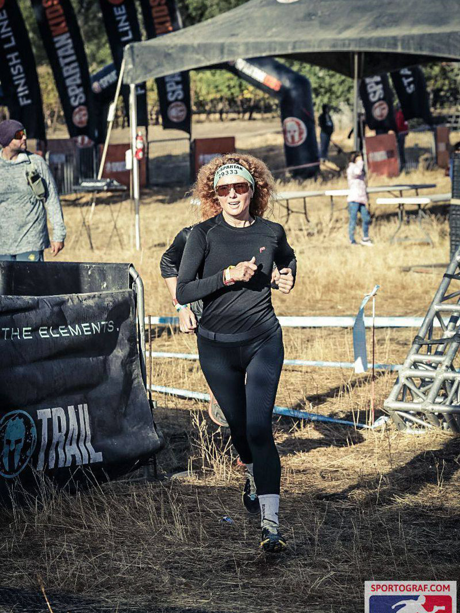 Анна Давидович преодолела 10 км в забеге в Калифорнии, став первой в своей возрастной категории и четвертой в абсолютном зачете. Чтобы добиться таких результатов, перед стартом в качестве подготовки она укрепляла ноги, взбегая в подъем и спускаясь обратно на бывшей испытательной станции Тракторного завода, и даже поднялась на высокую гору.