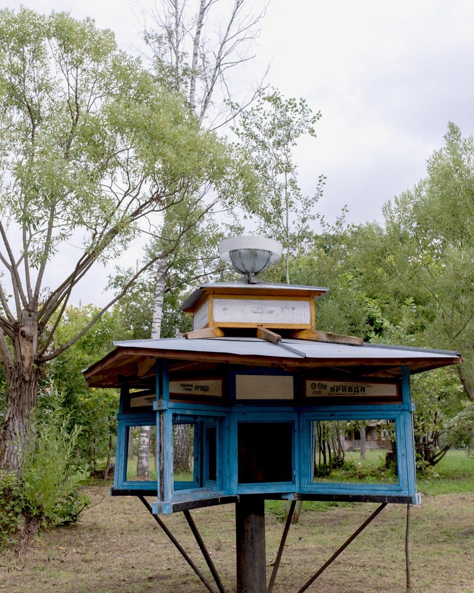 У бывшей базы отдыха ВТЗ внушительная история. Ее стены сохранили множество воспоминаний и светлых мгновений, которые могли бы навсегда остаться под руинами прекратившей существование в середине нулевых локации. Спустя 20 лет ей дали шанс на вторую жизнь! Столичный бизнесмен решил превратить некогда популярную туристическую точку в отель со своей идентичностью.