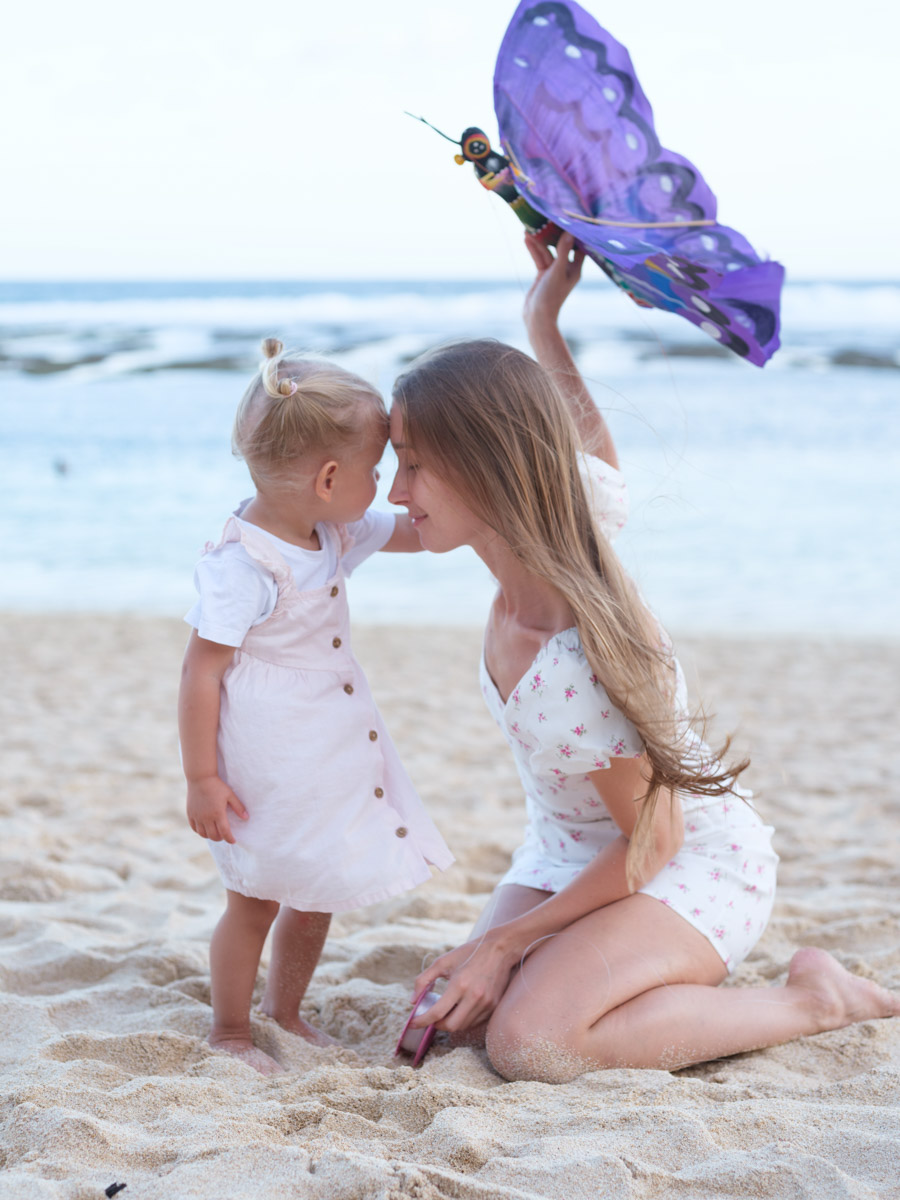 Их соединил серфинг. Анна Карасёва из Коврова познакомилась с будущим мужем в кэмпе на Бали. Сначала ребята вместе покоряли волны, а потом решили остаться жить на острове. Там у них родилась дочка, а еще появилась бизнес-идея, которую они успешно реализовали.