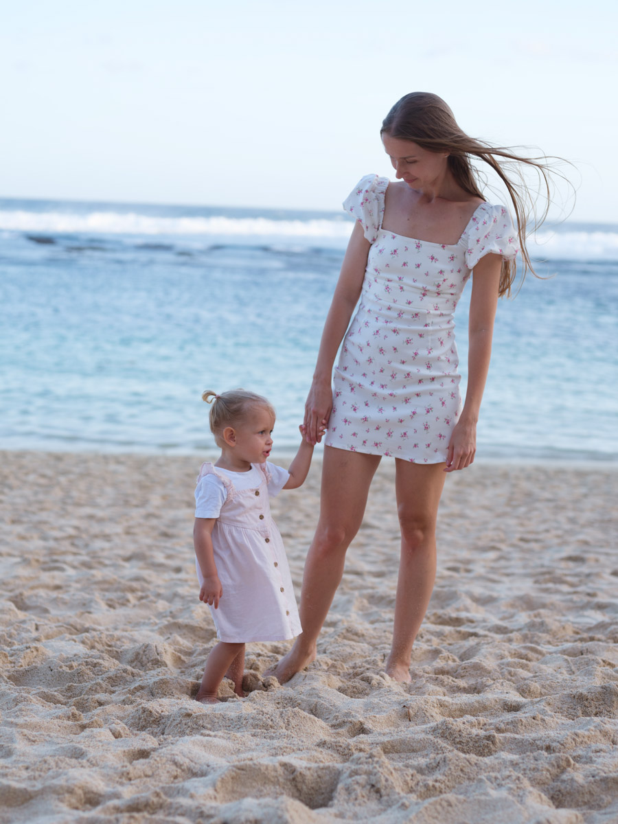 Их соединил серфинг. Анна Карасёва из Коврова познакомилась с будущим мужем в кэмпе на Бали. Сначала ребята вместе покоряли волны, а потом решили остаться жить на острове. Там у них родилась дочка, а еще появилась бизнес-идея, которую они успешно реализовали.