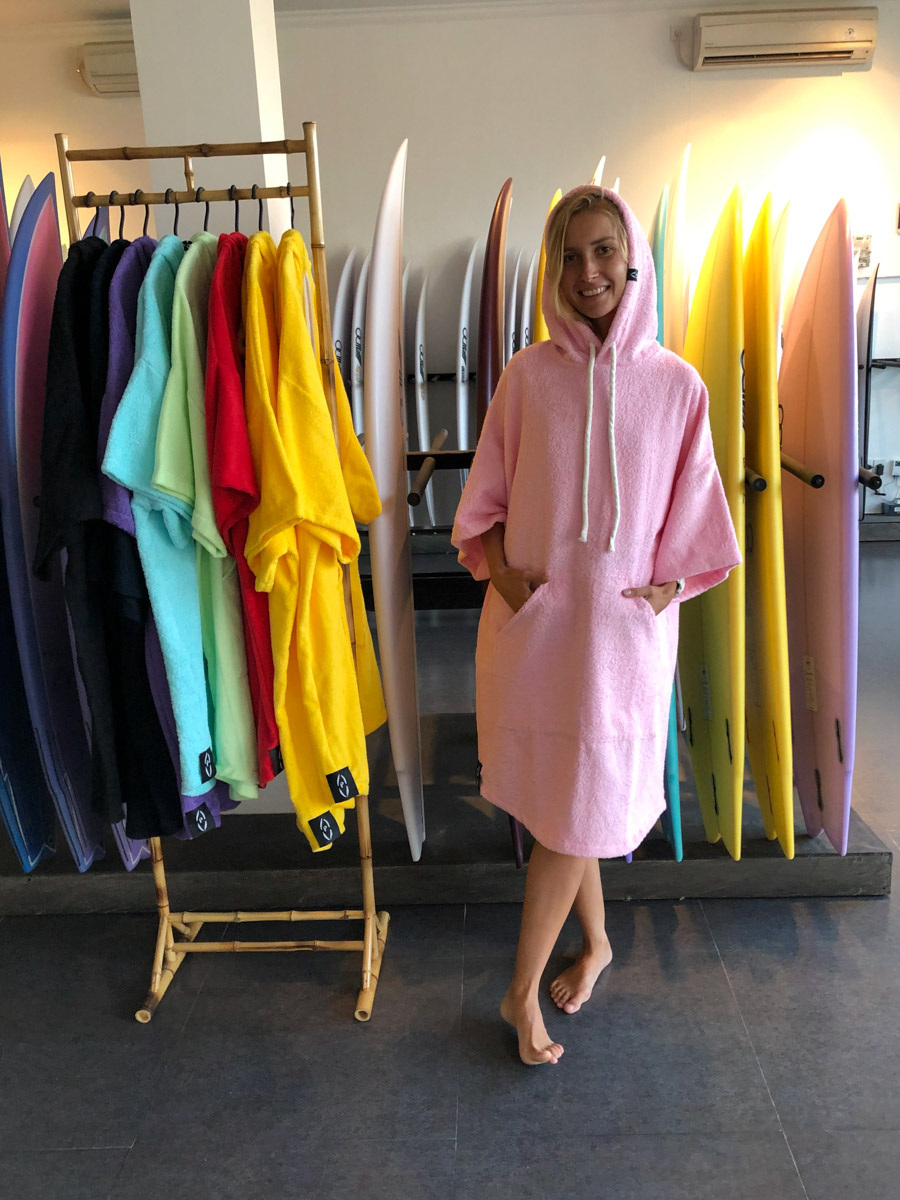 Их соединил серфинг. Анна Карасёва из Коврова познакомилась с будущим мужем в кэмпе на Бали. Сначала ребята вместе покоряли волны, а потом решили остаться жить на острове. Там у них родилась дочка, а еще появилась бизнес-идея, которую они успешно реализовали.