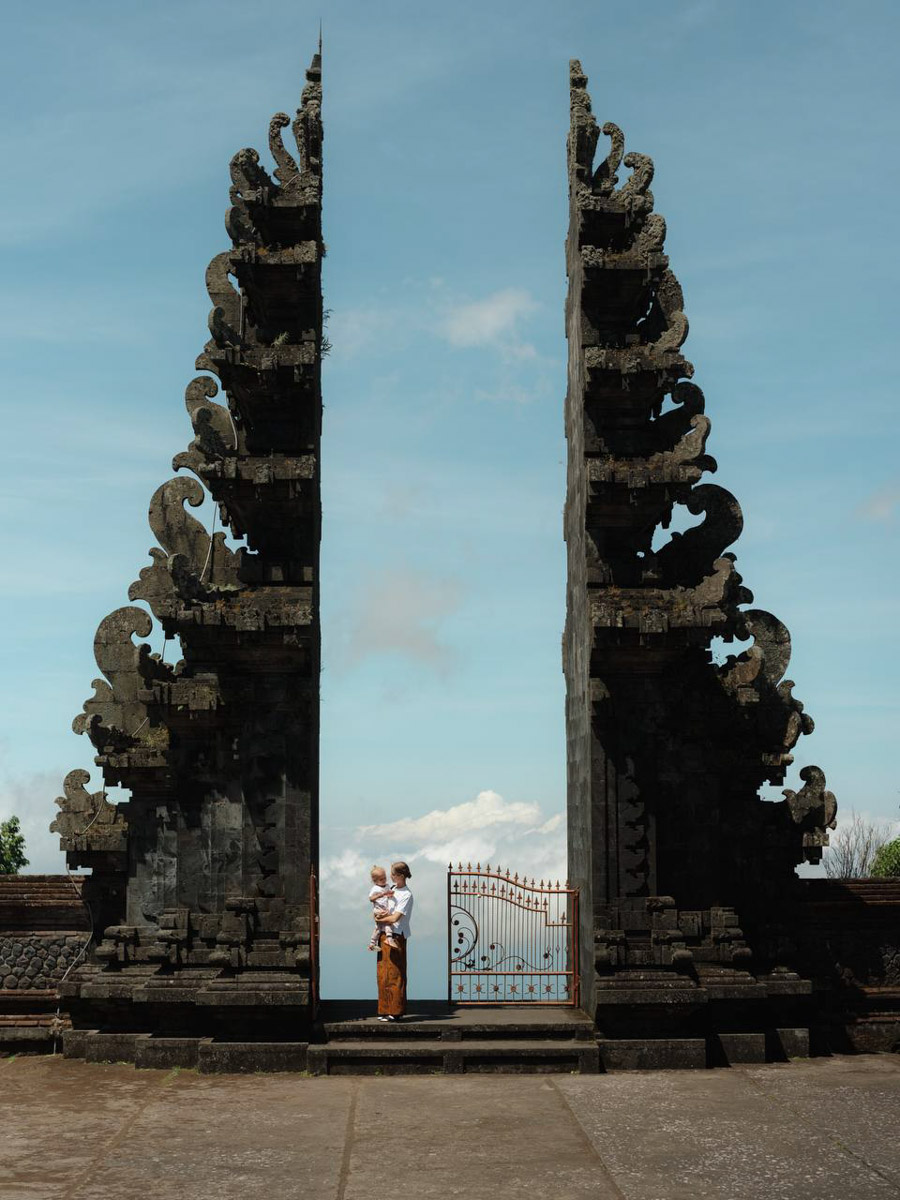 Их соединил серфинг. Анна Карасёва из Коврова познакомилась с будущим мужем в кэмпе на Бали. Сначала ребята вместе покоряли волны, а потом решили остаться жить на острове. Там у них родилась дочка, а еще появилась бизнес-идея, которую они успешно реализовали.