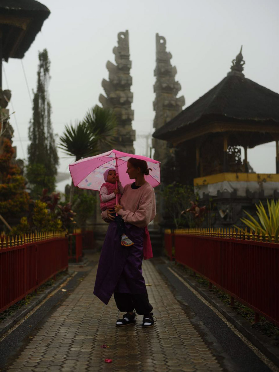 Их соединил серфинг. Анна Карасёва из Коврова познакомилась с будущим мужем в кэмпе на Бали. Сначала ребята вместе покоряли волны, а потом решили остаться жить на острове. Там у них родилась дочка, а еще появилась бизнес-идея, которую они успешно реализовали.