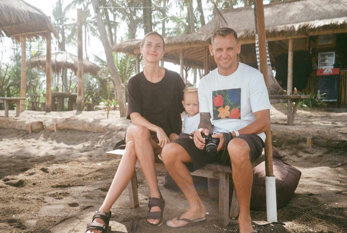 Их соединил серфинг. Анна Карасёва из Коврова познакомилась с будущим мужем в кэмпе на Бали. Сначала ребята вместе покоряли волны, а потом решили остаться жить на острове. Там у них родилась дочка, а еще появилась бизнес-идея, которую они успешно реализовали.