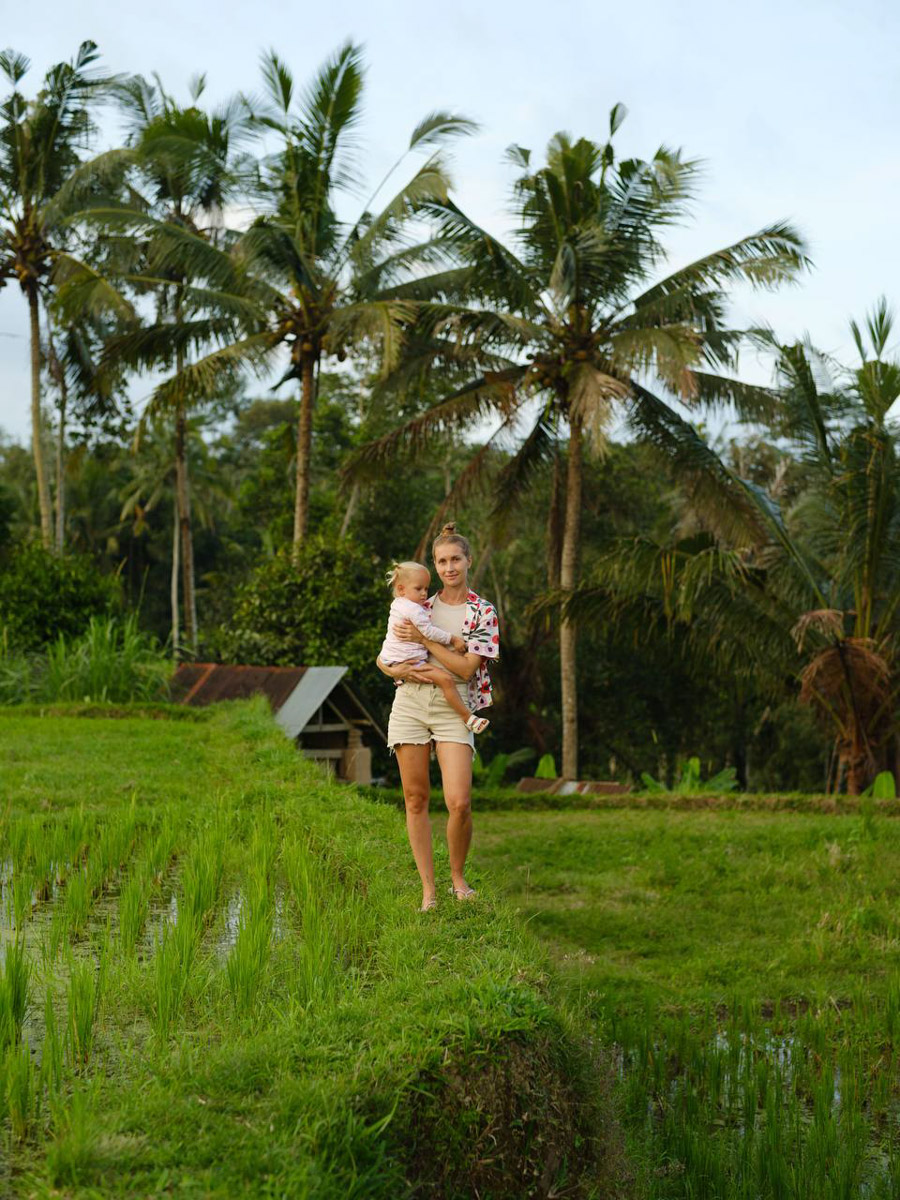 Их соединил серфинг. Анна Карасёва из Коврова познакомилась с будущим мужем в кэмпе на Бали. Сначала ребята вместе покоряли волны, а потом решили остаться жить на острове. Там у них родилась дочка, а еще появилась бизнес-идея, которую они успешно реализовали.