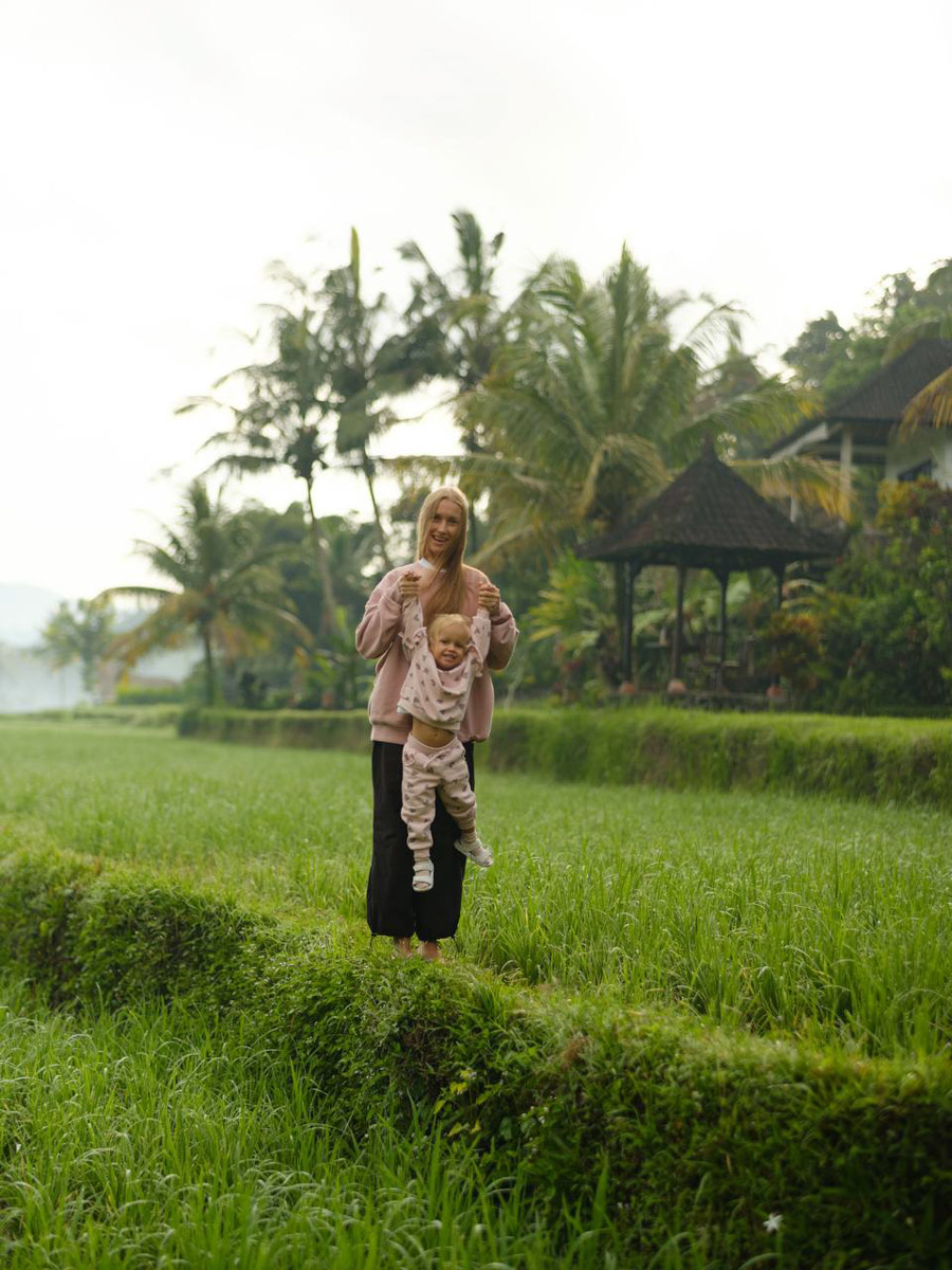 Их соединил серфинг. Анна Карасёва из Коврова познакомилась с будущим мужем в кэмпе на Бали. Сначала ребята вместе покоряли волны, а потом решили остаться жить на острове. Там у них родилась дочка, а еще появилась бизнес-идея, которую они успешно реализовали.