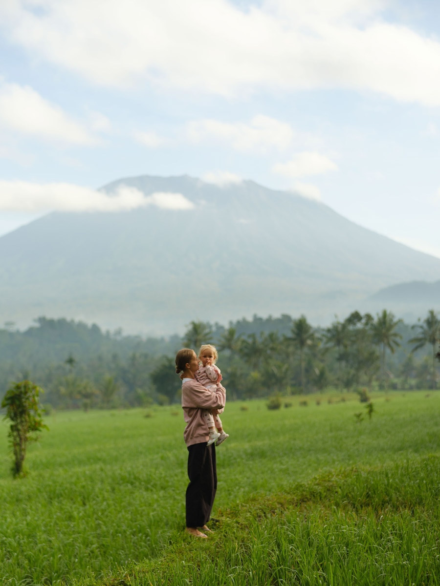Их соединил серфинг. Анна Карасёва из Коврова познакомилась с будущим мужем в кэмпе на Бали. Сначала ребята вместе покоряли волны, а потом решили остаться жить на острове. Там у них родилась дочка, а еще появилась бизнес-идея, которую они успешно реализовали.