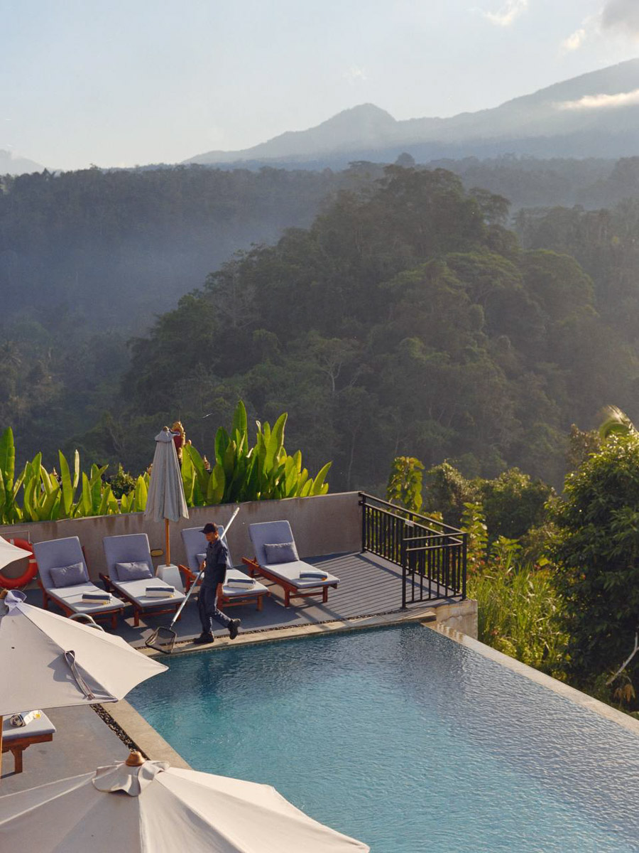 Их соединил серфинг. Анна Карасёва из Коврова познакомилась с будущим мужем в кэмпе на Бали. Сначала ребята вместе покоряли волны, а потом решили остаться жить на острове. Там у них родилась дочка, а еще появилась бизнес-идея, которую они успешно реализовали.