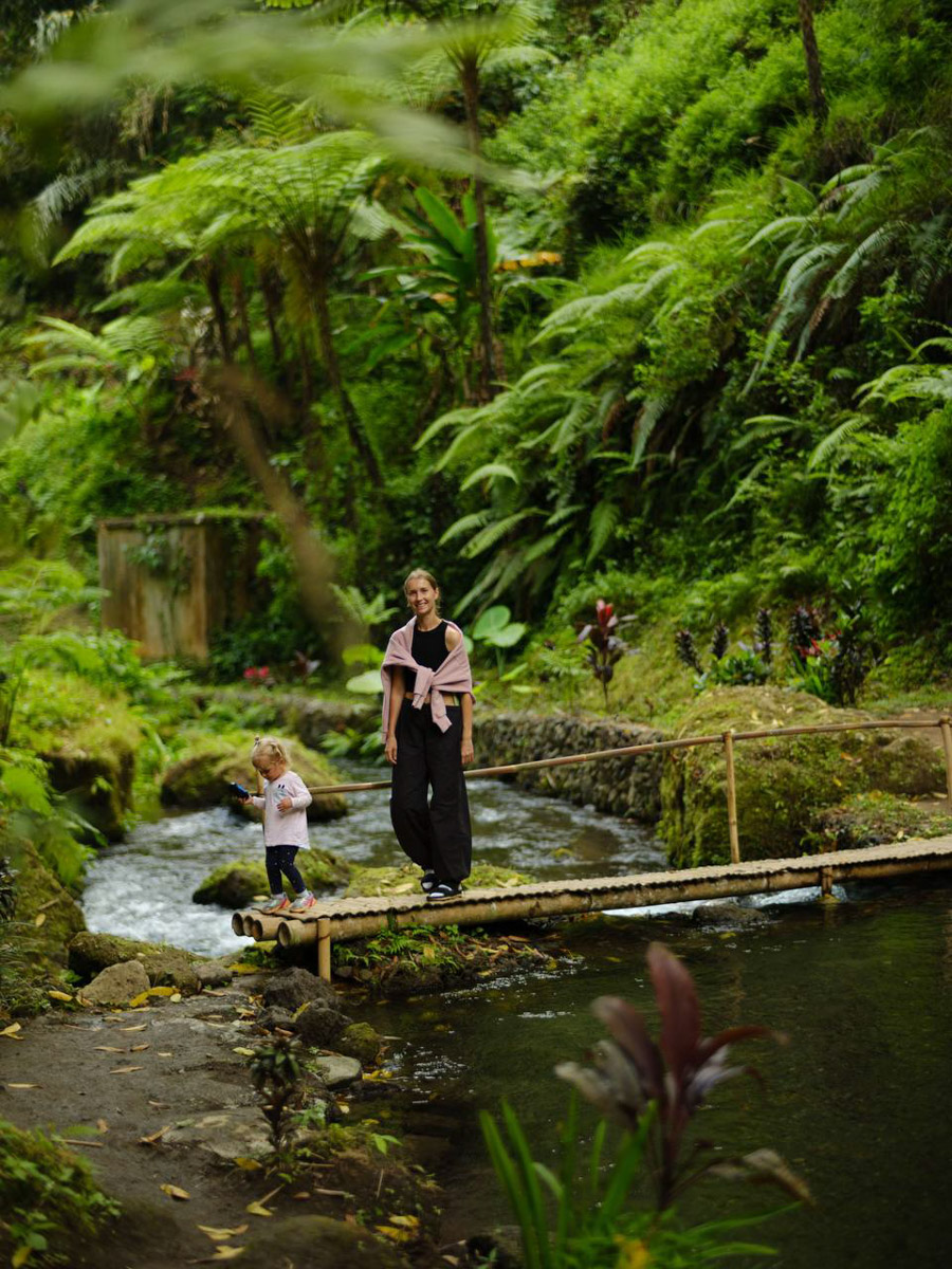 Их соединил серфинг. Анна Карасёва из Коврова познакомилась с будущим мужем в кэмпе на Бали. Сначала ребята вместе покоряли волны, а потом решили остаться жить на острове. Там у них родилась дочка, а еще появилась бизнес-идея, которую они успешно реализовали.