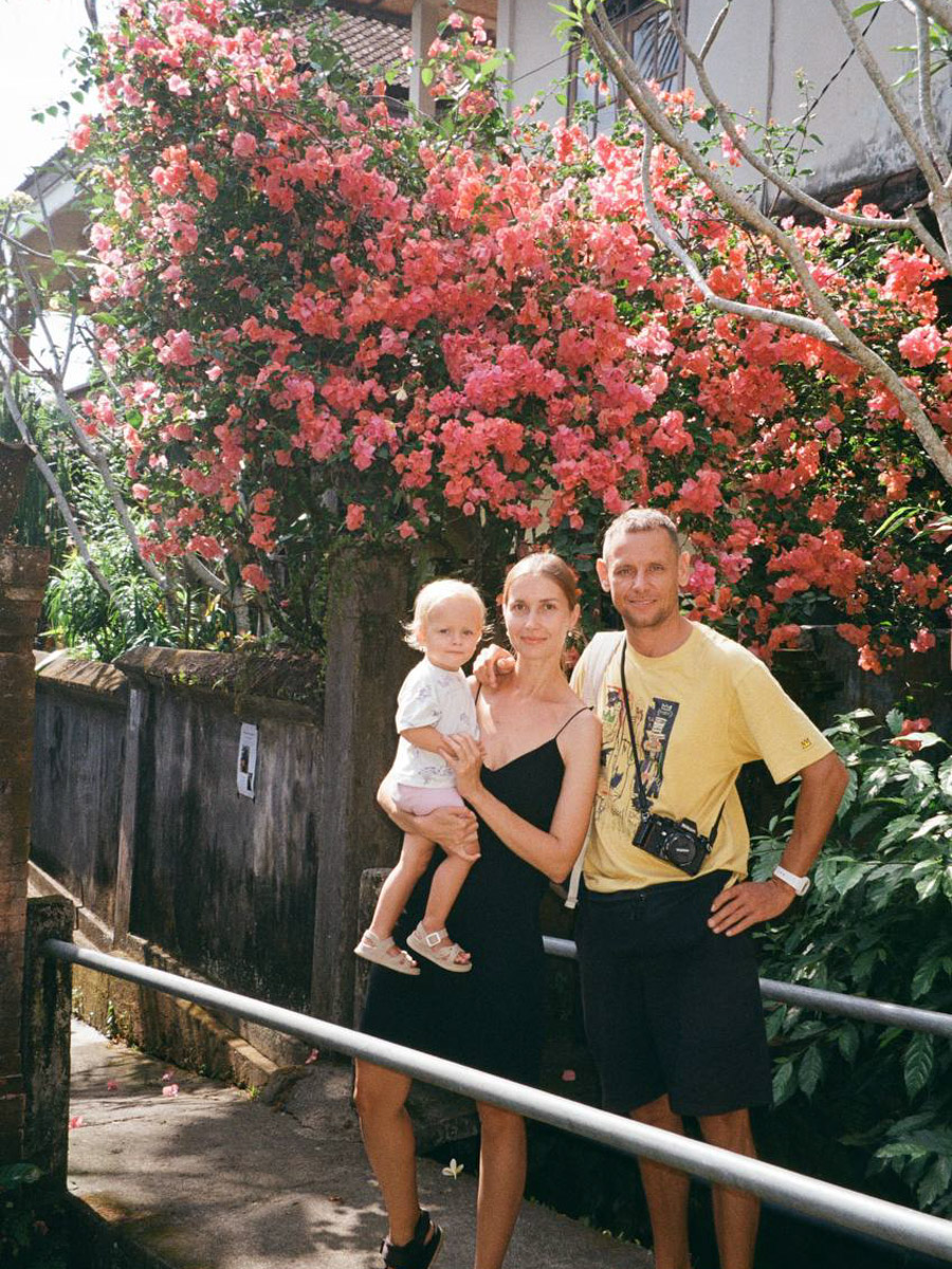 Их соединил серфинг. Анна Карасёва из Коврова познакомилась с будущим мужем в кэмпе на Бали. Сначала ребята вместе покоряли волны, а потом решили остаться жить на острове. Там у них родилась дочка, а еще появилась бизнес-идея, которую они успешно реализовали.