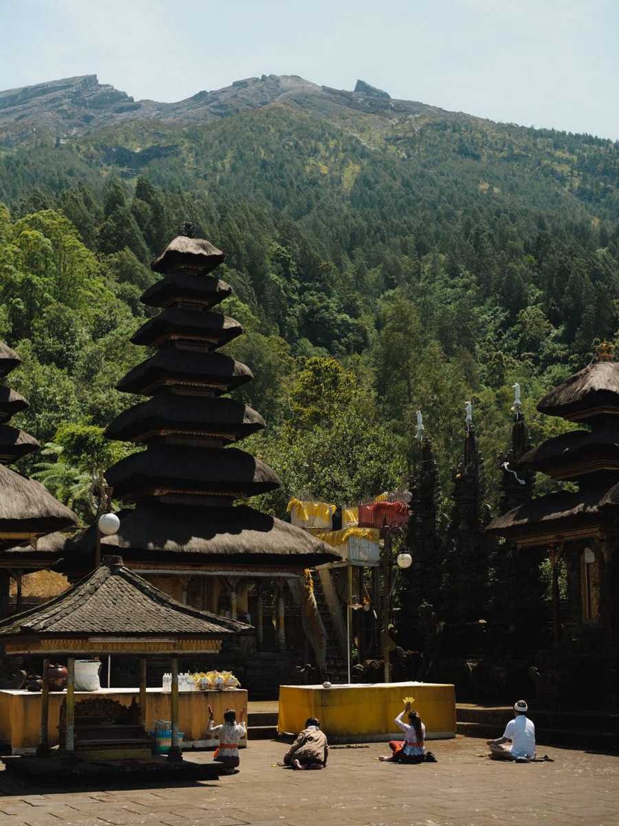 Их соединил серфинг. Анна Карасёва из Коврова познакомилась с будущим мужем в кэмпе на Бали. Сначала ребята вместе покоряли волны, а потом решили остаться жить на острове. Там у них родилась дочка, а еще появилась бизнес-идея, которую они успешно реализовали.