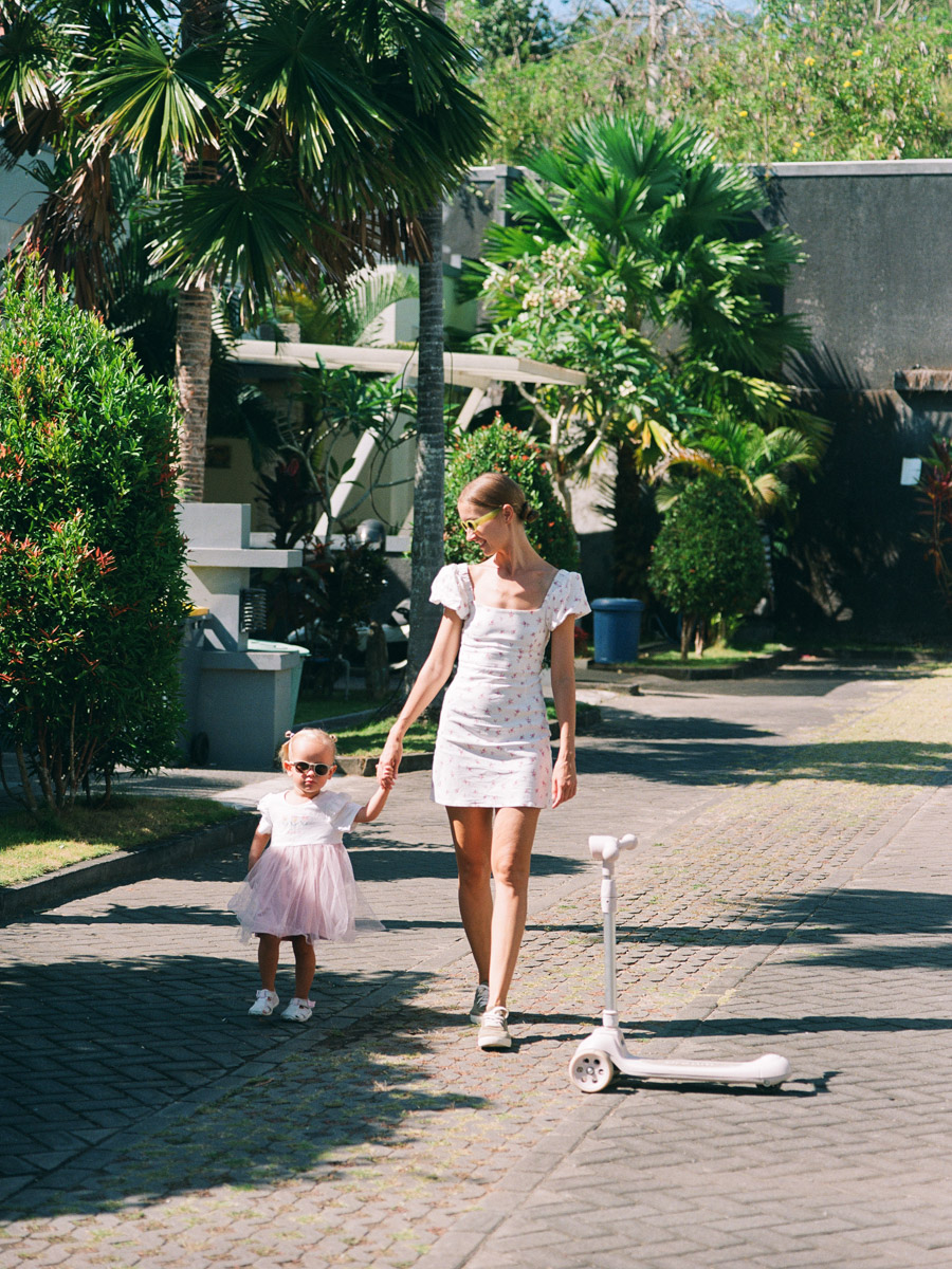 Их соединил серфинг. Анна Карасёва из Коврова познакомилась с будущим мужем в кэмпе на Бали. Сначала ребята вместе покоряли волны, а потом решили остаться жить на острове. Там у них родилась дочка, а еще появилась бизнес-идея, которую они успешно реализовали.