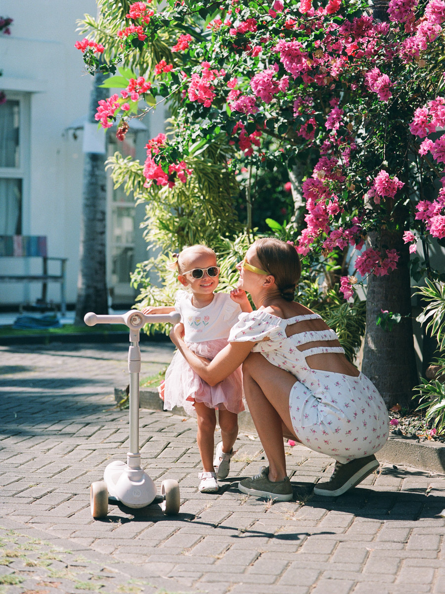 Их соединил серфинг. Анна Карасёва из Коврова познакомилась с будущим мужем в кэмпе на Бали. Сначала ребята вместе покоряли волны, а потом решили остаться жить на острове. Там у них родилась дочка, а еще появилась бизнес-идея, которую они успешно реализовали.