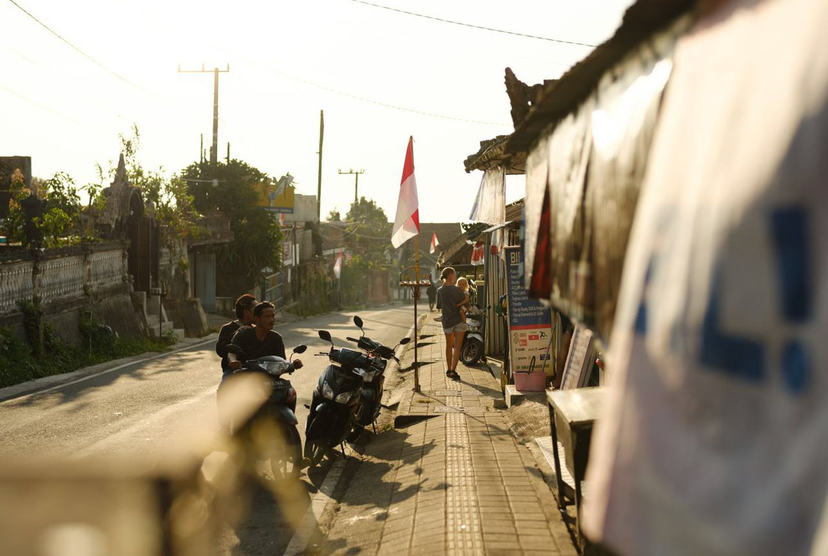 Их соединил серфинг. Анна Карасёва из Коврова познакомилась с будущим мужем в кэмпе на Бали. Сначала ребята вместе покоряли волны, а потом решили остаться жить на острове. Там у них родилась дочка, а еще появилась бизнес-идея, которую они успешно реализовали.