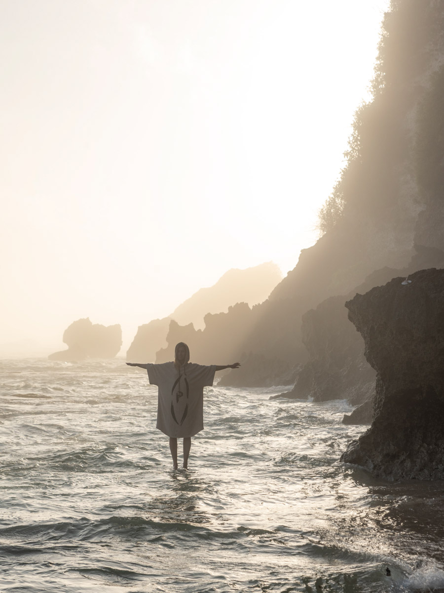 Их соединил серфинг. Анна Карасёва из Коврова познакомилась с будущим мужем в кэмпе на Бали. Сначала ребята вместе покоряли волны, а потом решили остаться жить на острове. Там у них родилась дочка, а еще появилась бизнес-идея, которую они успешно реализовали.