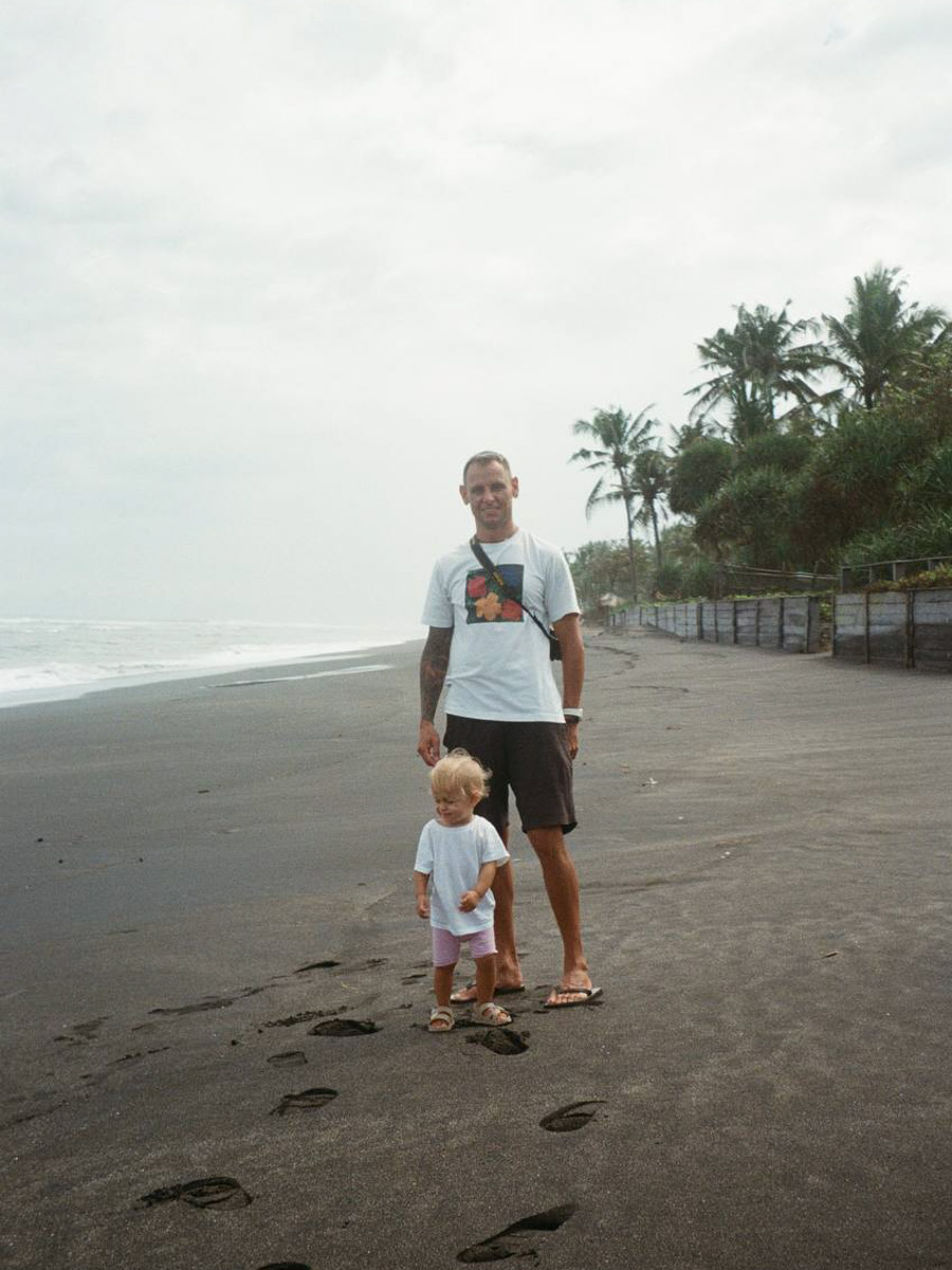 Их соединил серфинг. Анна Карасёва из Коврова познакомилась с будущим мужем в кэмпе на Бали. Сначала ребята вместе покоряли волны, а потом решили остаться жить на острове. Там у них родилась дочка, а еще появилась бизнес-идея, которую они успешно реализовали.