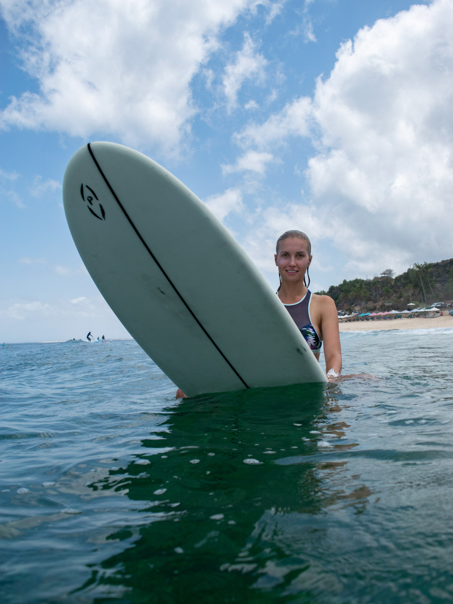 Их соединил серфинг. Анна Карасёва из Коврова познакомилась с будущим мужем в кэмпе на Бали. Сначала ребята вместе покоряли волны, а потом решили остаться жить на острове. Там у них родилась дочка, а еще появилась бизнес-идея, которую они успешно реализовали.