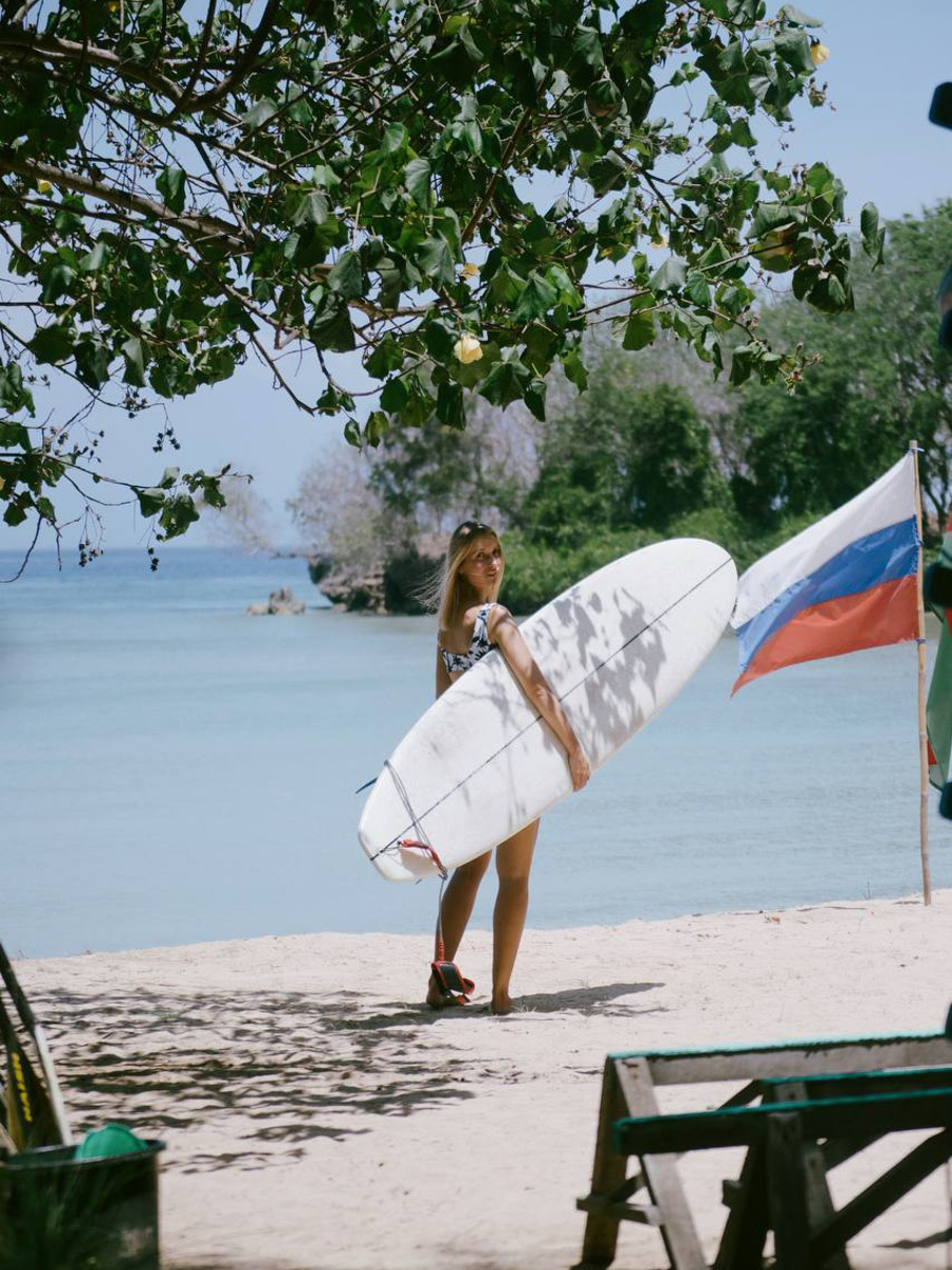 Их соединил серфинг. Анна Карасёва из Коврова познакомилась с будущим мужем в кэмпе на Бали. Сначала ребята вместе покоряли волны, а потом решили остаться жить на острове. Там у них родилась дочка, а еще появилась бизнес-идея, которую они успешно реализовали.