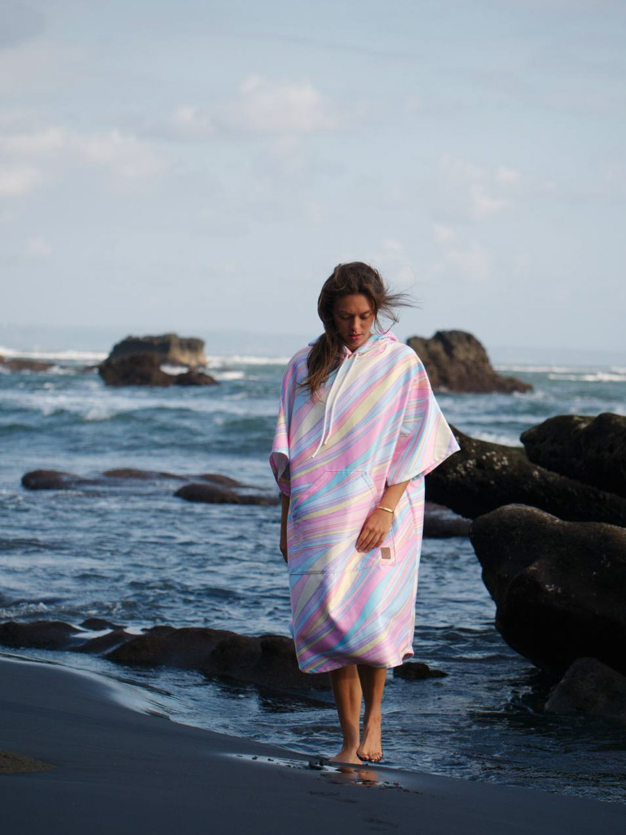 Их соединил серфинг. Анна Карасёва из Коврова познакомилась с будущим мужем в кэмпе на Бали. Сначала ребята вместе покоряли волны, а потом решили остаться жить на острове. Там у них родилась дочка, а еще появилась бизнес-идея, которую они успешно реализовали.