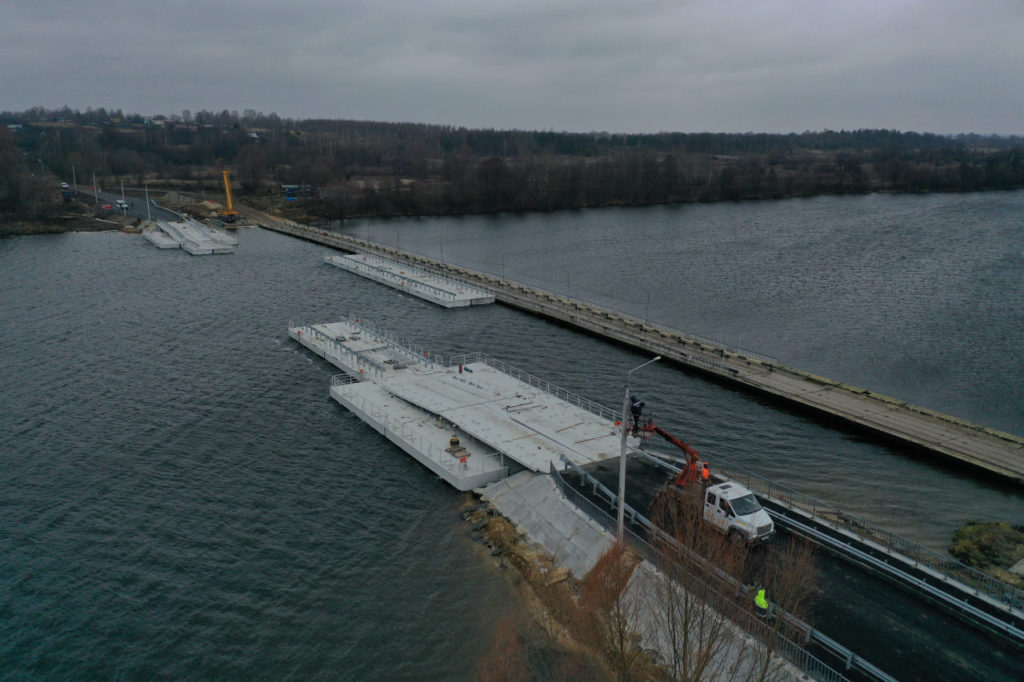 В столице 33-го региона обсуждают возможность строительства новых объектов, соединяющих берега Клязьмы. Если все получится, то путепроводы появятся с противоположных сторон города. Между тем художественное освещение вантового путепровода в Муроме отметили на престижной премии «Золотой Трезини — 2024». Конструкция получила приз зрительских симпатий в номинации «Лучший российский реализованный проект архитектурной подсветки».