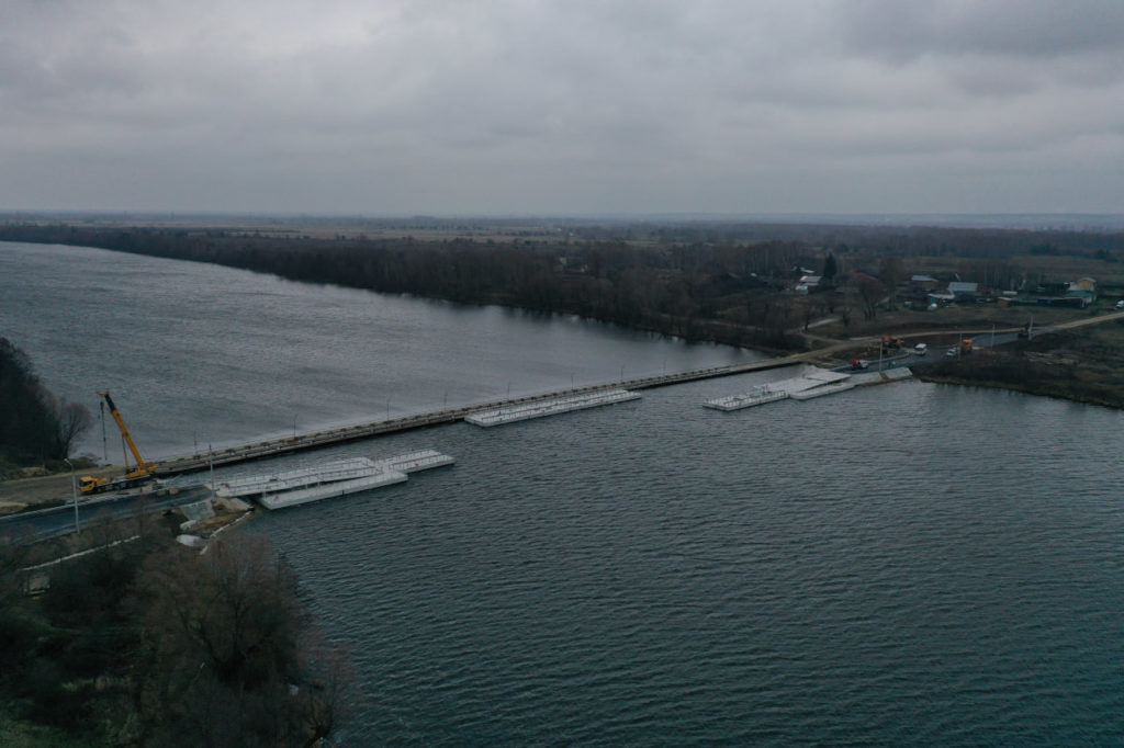 В столице 33-го региона обсуждают возможность строительства новых объектов, соединяющих берега Клязьмы. Если все получится, то путепроводы появятся с противоположных сторон города. Между тем художественное освещение вантового путепровода в Муроме отметили на престижной премии «Золотой Трезини — 2024». Конструкция получила приз зрительских симпатий в номинации «Лучший российский реализованный проект архитектурной подсветки».