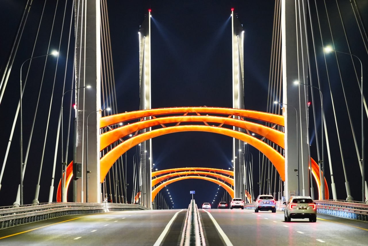 В столице 33-го региона обсуждают возможность строительства новых объектов, соединяющих берега Клязьмы. Если все получится, то путепроводы появятся с противоположных сторон города. Между тем художественное освещение вантового путепровода в Муроме отметили на престижной премии «Золотой Трезини — 2024». Конструкция получила приз зрительских симпатий в номинации «Лучший российский реализованный проект архитектурной подсветки».