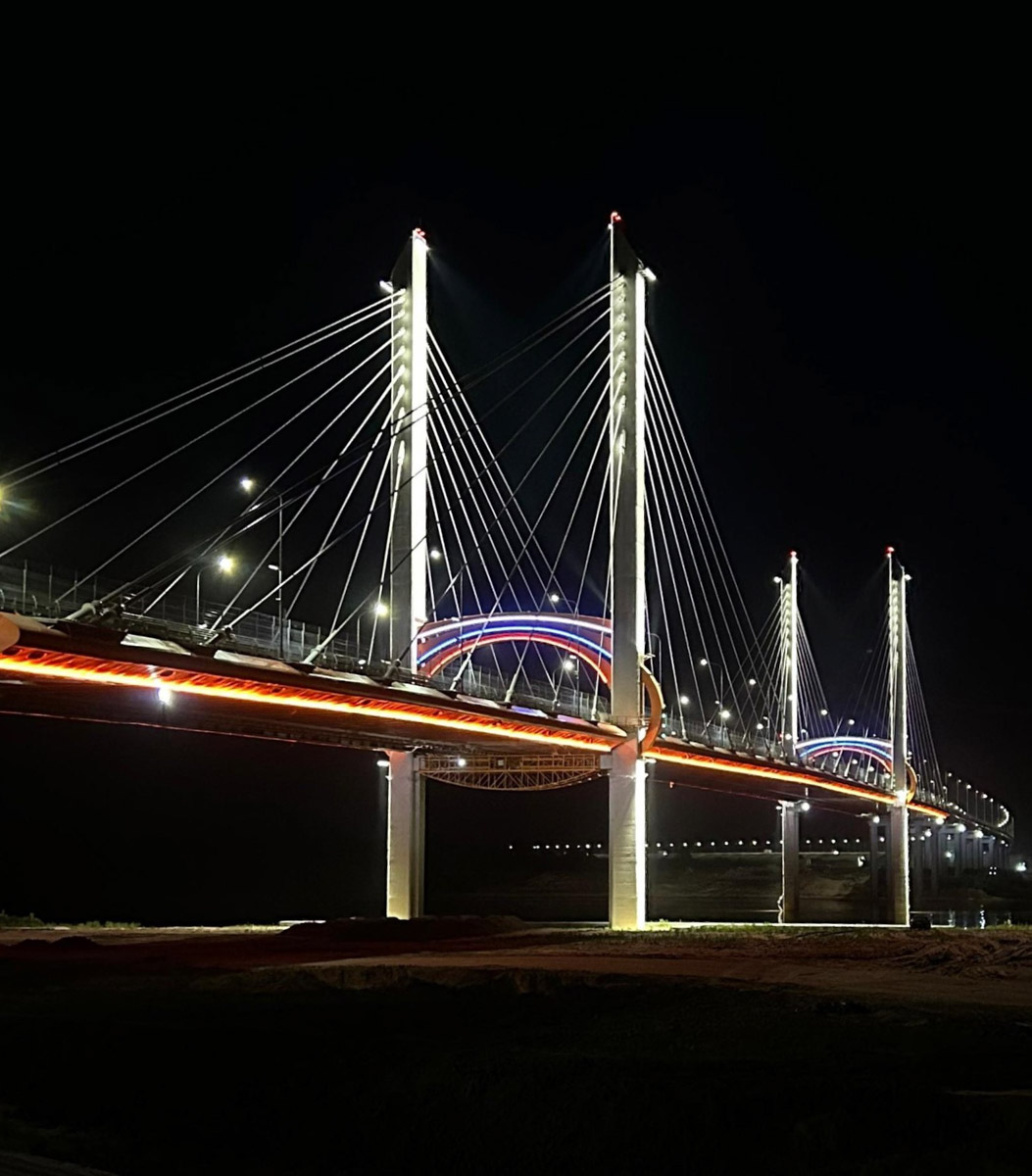 В столице 33-го региона обсуждают возможность строительства новых объектов, соединяющих берега Клязьмы. Если все получится, то путепроводы появятся с противоположных сторон города. Между тем художественное освещение вантового путепровода в Муроме отметили на престижной премии «Золотой Трезини — 2024». Конструкция получила приз зрительских симпатий в номинации «Лучший российский реализованный проект архитектурной подсветки».