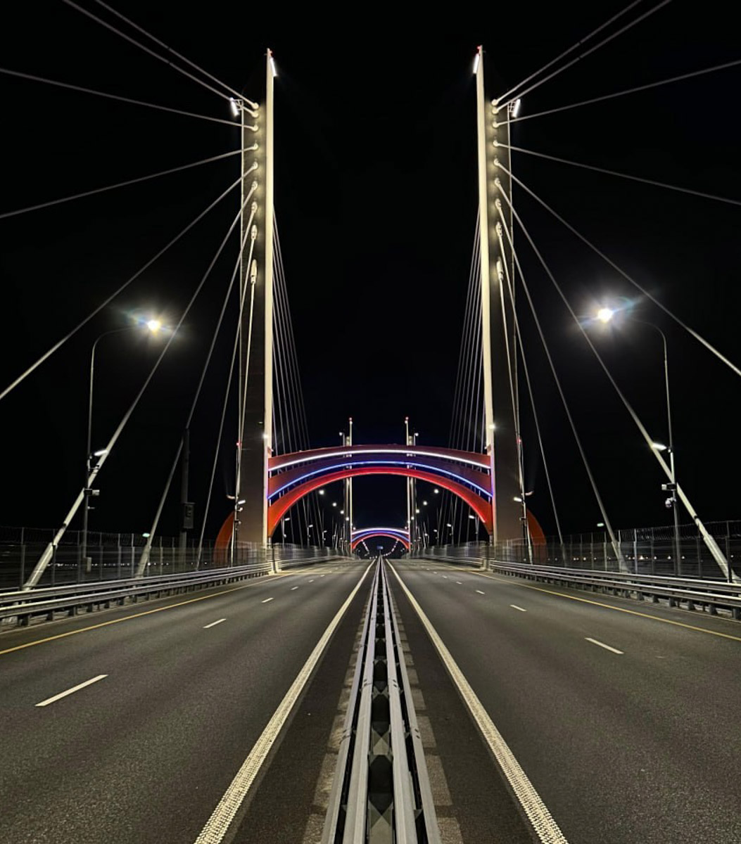 В столице 33-го региона обсуждают возможность строительства новых объектов, соединяющих берега Клязьмы. Если все получится, то путепроводы появятся с противоположных сторон города. Между тем художественное освещение вантового путепровода в Муроме отметили на престижной премии «Золотой Трезини — 2024». Конструкция получила приз зрительских симпатий в номинации «Лучший российский реализованный проект архитектурной подсветки».