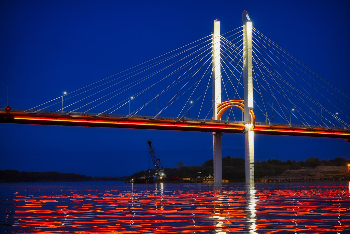 В столице 33-го региона обсуждают возможность строительства новых объектов, соединяющих берега Клязьмы. Если все получится, то путепроводы появятся с противоположных сторон города. Между тем художественное освещение вантового путепровода в Муроме отметили на престижной премии «Золотой Трезини — 2024». Конструкция получила приз зрительских симпатий в номинации «Лучший российский реализованный проект архитектурной подсветки».