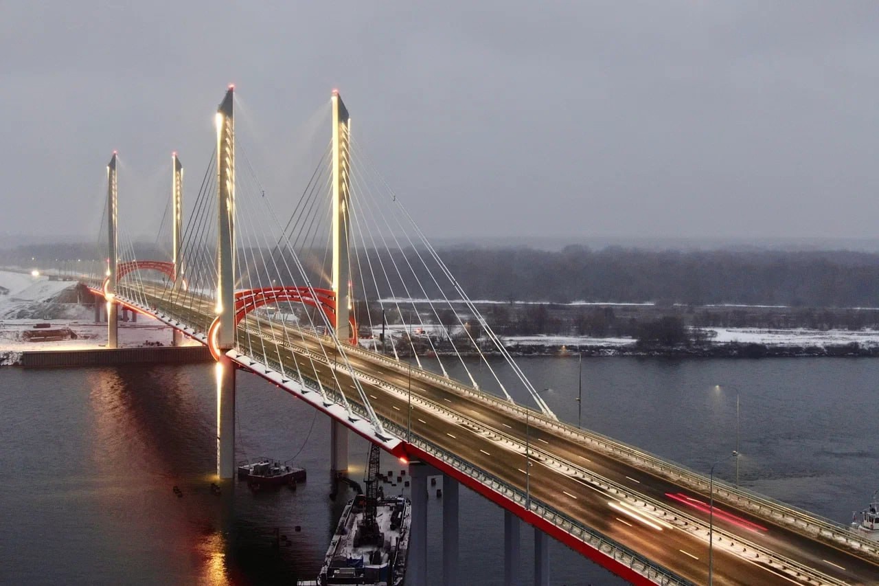 В столице 33-го региона обсуждают возможность строительства новых объектов, соединяющих берега Клязьмы. Если все получится, то путепроводы появятся с противоположных сторон города. Между тем художественное освещение вантового путепровода в Муроме отметили на престижной премии «Золотой Трезини — 2024». Конструкция получила приз зрительских симпатий в номинации «Лучший российский реализованный проект архитектурной подсветки».