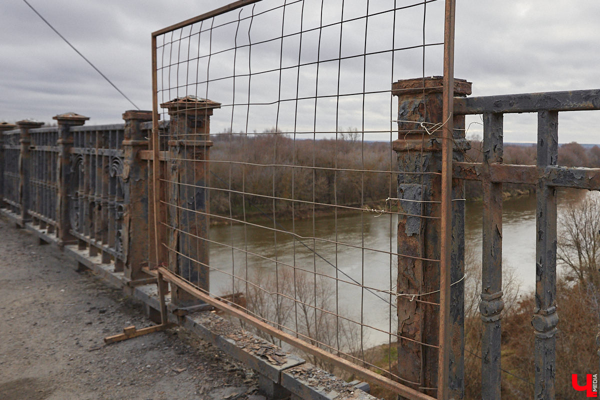 В столице 33-го региона обсуждают возможность строительства новых объектов, соединяющих берега Клязьмы. Если все получится, то путепроводы появятся с противоположных сторон города. Между тем художественное освещение вантового путепровода в Муроме отметили на престижной премии «Золотой Трезини — 2024». Конструкция получила приз зрительских симпатий в номинации «Лучший российский реализованный проект архитектурной подсветки».