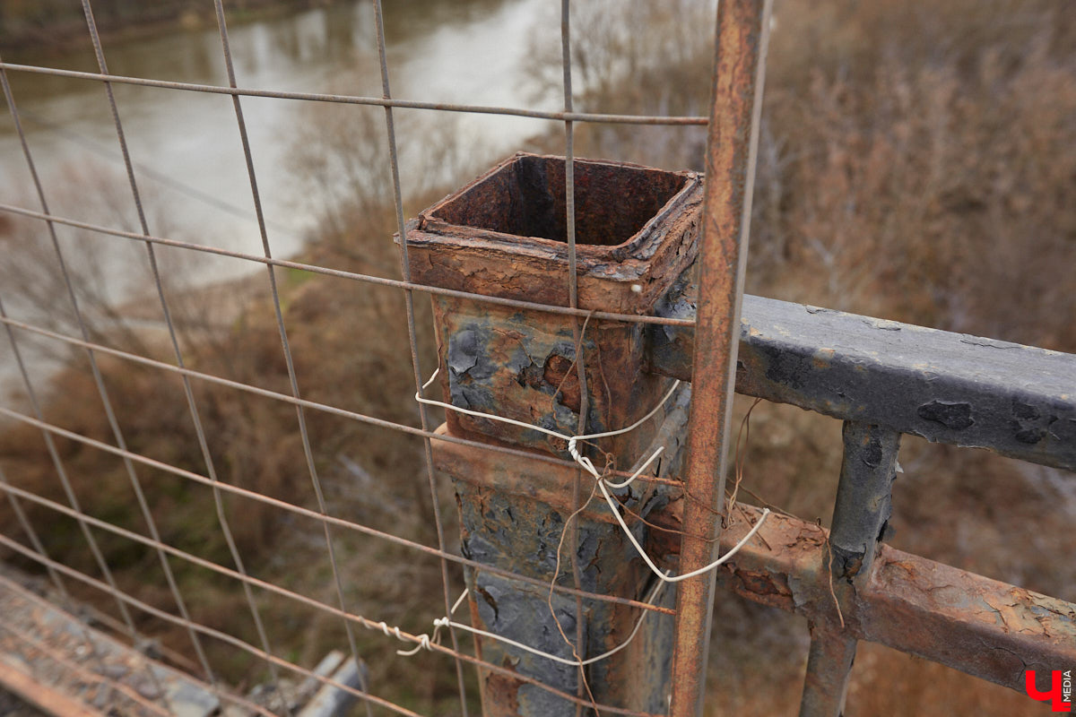 В столице 33-го региона обсуждают возможность строительства новых объектов, соединяющих берега Клязьмы. Если все получится, то путепроводы появятся с противоположных сторон города. Между тем художественное освещение вантового путепровода в Муроме отметили на престижной премии «Золотой Трезини — 2024». Конструкция получила приз зрительских симпатий в номинации «Лучший российский реализованный проект архитектурной подсветки».
