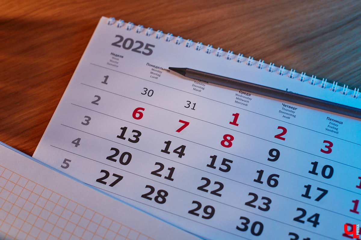 Признайтесь, тоже поглядываете на календарь, мысленно вычеркивая дни до праздников? Стесняться не нужно, ведь всем требуется тайм-аут. На этот раз нам повезло получить в качестве новогоднего подарка длинные каникулы. Впрочем, не все выходные распределились в 2025 году самым удачным образом.