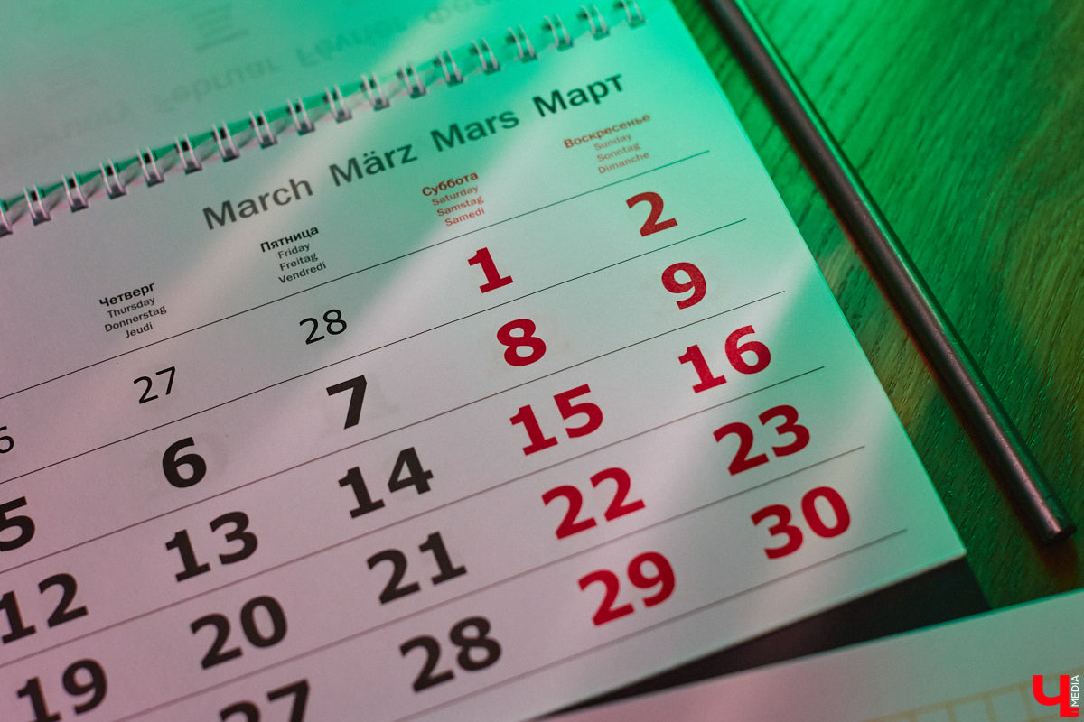 Признайтесь, тоже поглядываете на календарь, мысленно вычеркивая дни до праздников? Стесняться не нужно, ведь всем требуется тайм-аут. На этот раз нам повезло получить в качестве новогоднего подарка длинные каникулы. Впрочем, не все выходные распределились в 2025 году самым удачным образом.