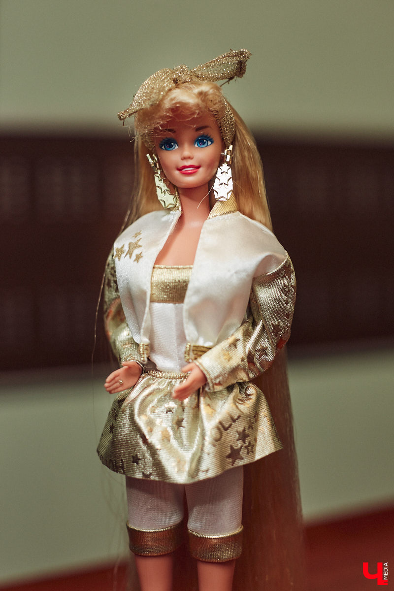 Взрослые тоже любят играть. Только так им удается хоть ненадолго открыть портал в прошлое. Екатерина Артюхова из Владимира посвящает свободное время барби. Она их наряжает, перепрошивает, иногда меняет части тел, дабы довести куколку до идеала. В ее коллекции уже около 70 гламурных красоток и мачо, часть из которых звездные копии.