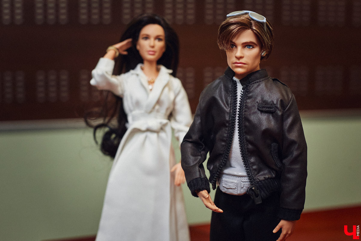 Взрослые тоже любят играть. Только так им удается хоть ненадолго открыть портал в прошлое. Екатерина Артюхова из Владимира посвящает свободное время барби. Она их наряжает, перепрошивает, иногда меняет части тел, дабы довести куколку до идеала. В ее коллекции уже около 70 гламурных красоток и мачо, часть из которых звездные копии.