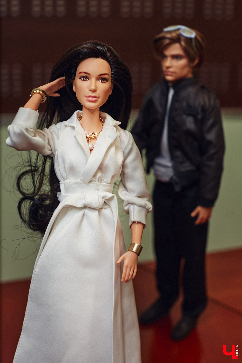 Взрослые тоже любят играть. Только так им удается хоть ненадолго открыть портал в прошлое. Екатерина Артюхова из Владимира посвящает свободное время барби. Она их наряжает, перепрошивает, иногда меняет части тел, дабы довести куколку до идеала. В ее коллекции уже около 70 гламурных красоток и мачо, часть из которых звездные копии.