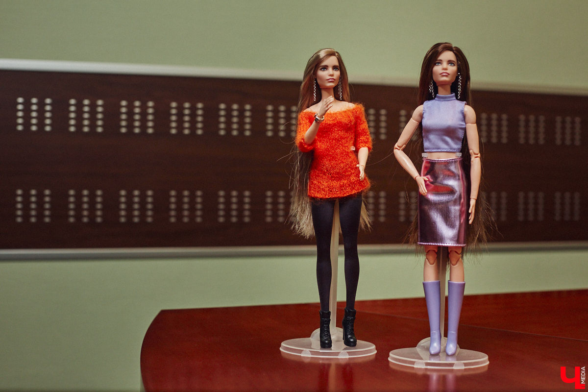 Взрослые тоже любят играть. Только так им удается хоть ненадолго открыть портал в прошлое. Екатерина Артюхова из Владимира посвящает свободное время барби. Она их наряжает, перепрошивает, иногда меняет части тел, дабы довести куколку до идеала. В ее коллекции уже около 70 гламурных красоток и мачо, часть из которых звездные копии.