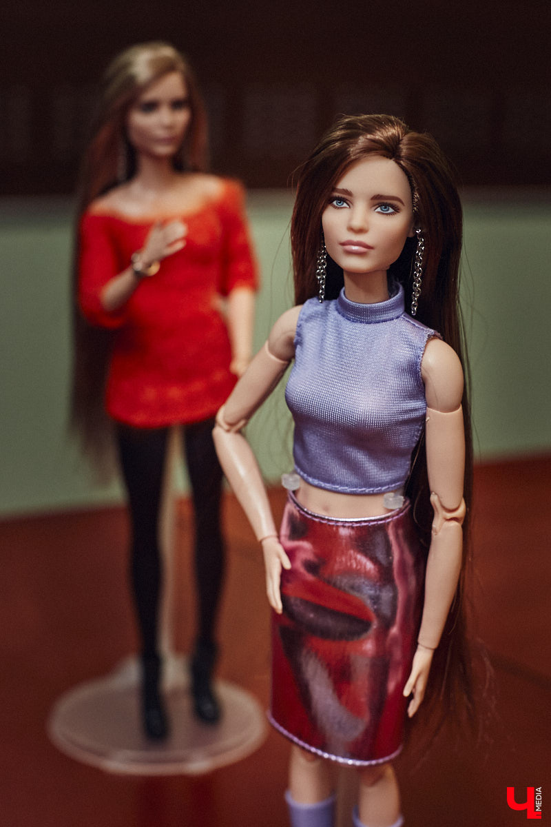 Взрослые тоже любят играть. Только так им удается хоть ненадолго открыть портал в прошлое. Екатерина Артюхова из Владимира посвящает свободное время барби. Она их наряжает, перепрошивает, иногда меняет части тел, дабы довести куколку до идеала. В ее коллекции уже около 70 гламурных красоток и мачо, часть из которых звездные копии.