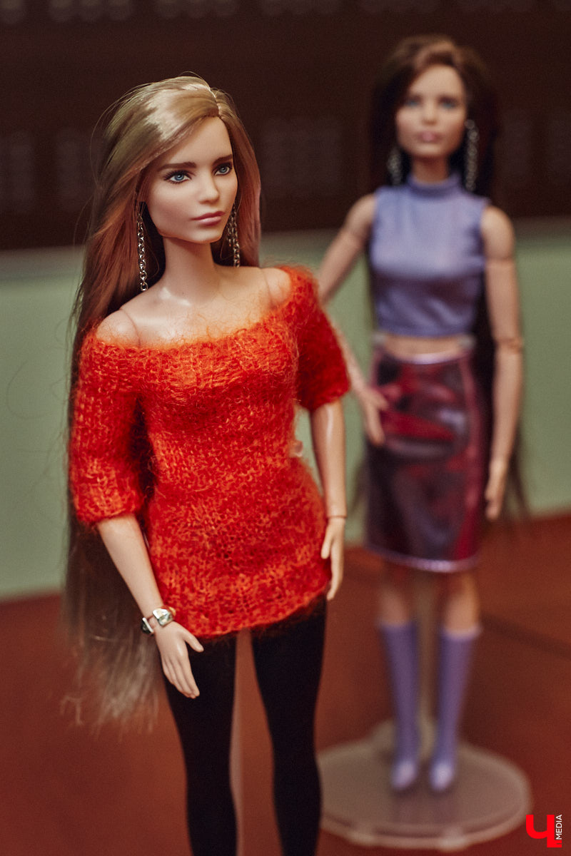 Взрослые тоже любят играть. Только так им удается хоть ненадолго открыть портал в прошлое. Екатерина Артюхова из Владимира посвящает свободное время барби. Она их наряжает, перепрошивает, иногда меняет части тел, дабы довести куколку до идеала. В ее коллекции уже около 70 гламурных красоток и мачо, часть из которых звездные копии.