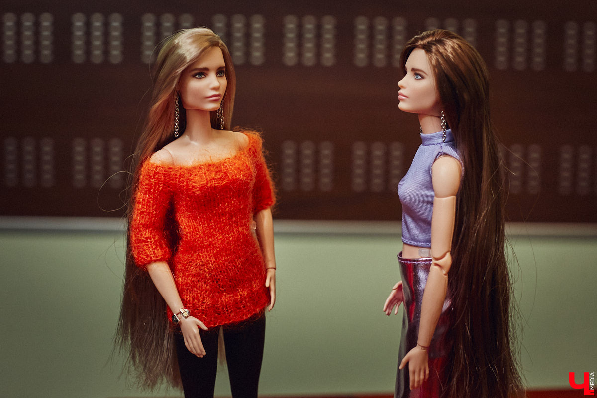 Взрослые тоже любят играть. Только так им удается хоть ненадолго открыть портал в прошлое. Екатерина Артюхова из Владимира посвящает свободное время барби. Она их наряжает, перепрошивает, иногда меняет части тел, дабы довести куколку до идеала. В ее коллекции уже около 70 гламурных красоток и мачо, часть из которых звездные копии.