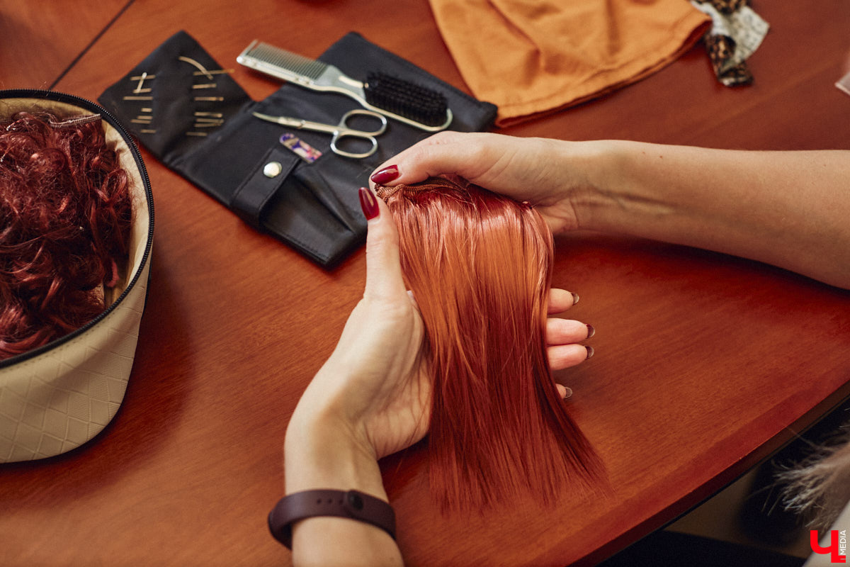 Взрослые тоже любят играть. Только так им удается хоть ненадолго открыть портал в прошлое. Екатерина Артюхова из Владимира посвящает свободное время барби. Она их наряжает, перепрошивает, иногда меняет части тел, дабы довести куколку до идеала. В ее коллекции уже около 70 гламурных красоток и мачо, часть из которых звездные копии.