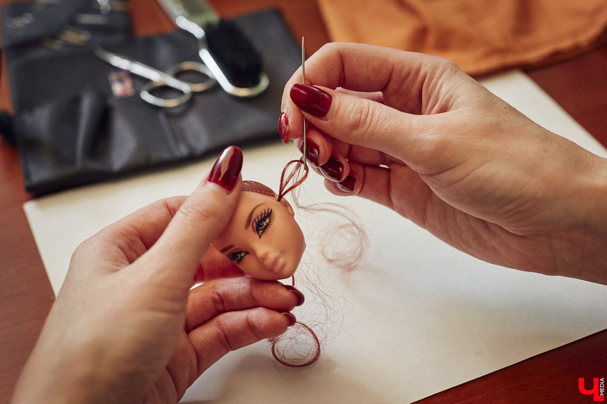 Взрослые тоже любят играть. Только так им удается хоть ненадолго открыть портал в прошлое. Екатерина Артюхова из Владимира посвящает свободное время барби. Она их наряжает, перепрошивает, иногда меняет части тел, дабы довести куколку до идеала. В ее коллекции уже около 70 гламурных красоток и мачо, часть из которых звездные копии.