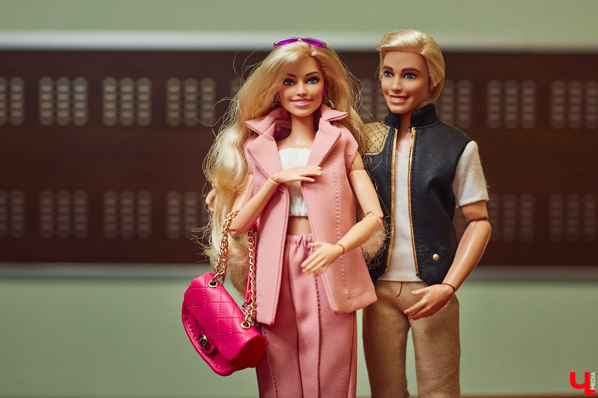 Взрослые тоже любят играть. Только так им удается хоть ненадолго открыть портал в прошлое. Екатерина Артюхова из Владимира посвящает свободное время барби. Она их наряжает, перепрошивает, иногда меняет части тел, дабы довести куколку до идеала. В ее коллекции уже около 70 гламурных красоток и мачо, часть из которых звездные копии.